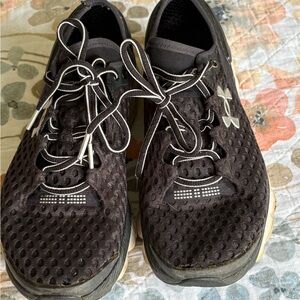 Under Armour Black Athletic Shoes with Mesh Fabric and Low-Top Design